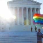 De wapperende regenboogvlag voor het gelijke huwelijk